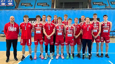 Pyrinnön U19-poikien joukkue sai ikäluokan SM-kauden päätteeksi kaulaansa hopeaa, kultaa Tapiolan liikuntahallissa nappasi Drive Basketball Academy Black.