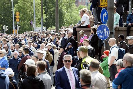 Paraati keräsi Helsingin keskustaan kymmeniätuhansia ihmisiä. 