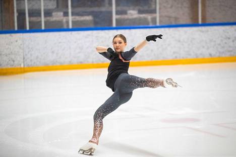 Taitoluistelija Jenni Saarinen on Suomen ykkösnimi Finlandia Trophyssä. Hän taistelee myös paikasta Pekingin talviolympialaisiin. Kuva tammikuulta 2020.