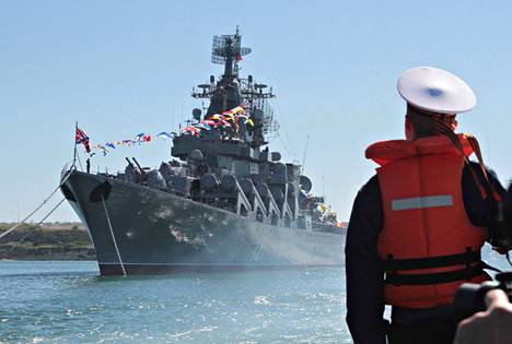 Venäjän Mustanmeren laivaston lippulaiva Moskva on uponnut. Uppoamissyistä on ristiriitaisia tietoja, mutta isku on merkittävä tappio venäläisjoukoille.