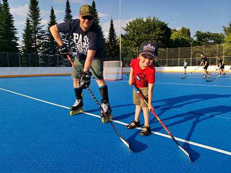 Tero Tuomi pelaa poikansa Kasper Tuomen, 5, kanssa rullakiekkoa Kalevan liikuntapuistossa monta kertaa viikossa. 