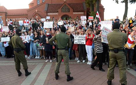 Valko-Venäjän pääkaupungissa Minskissä on uutistoimisto AP:n mukaan ainakin yli satatuhatta mielenosoittajaa.