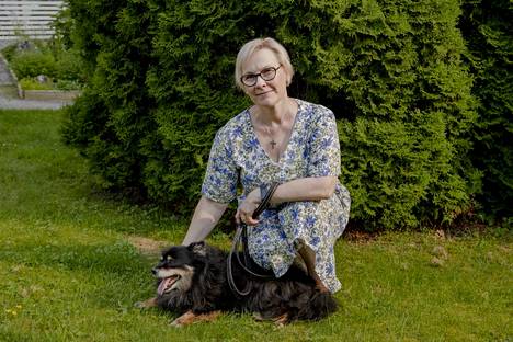 Carita Mäntysaaren iäkkäät vanhemmat joutuivat puolustamaan itseään ja hoidossa ollutta Mäntysaaren Artturi-koiraa ison koiran hyökkäykseltä Viikkarissa juhannuslauantaina.