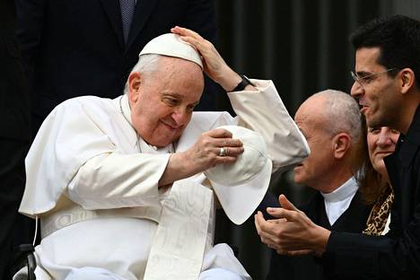 Paavi Franciscus kuvattiin Vatikaanissa 8. maaliskuuta.