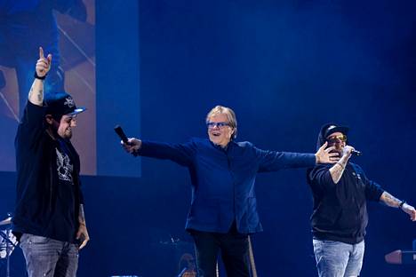 Mikko Alatalo ja Mansesteri-ryhmä esittivät yhdessä kappaleen, joka on monille tuttu Tapparan mestaruusjuhlista Keskustorilta. 
