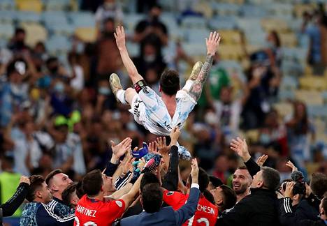 Joukkuetoverit heittivät Messin ilmaan Copa Américan voiton kunniaksi.