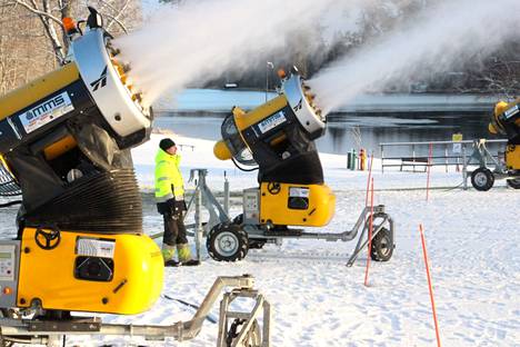 Ylöjärven Räikän hiihtoladun lumetus käynnistyi aikaisin perjantaiaamuna. Lumetusta on tarkoitus jatkaa ensi viikon keskiviikolle saakka, jonka jälkeen aloitetaan lumen levittäminen ja latupohjan teko. Lumetuksesta vastasi perjantaina iltapäivällä Juha Jokihaara. 