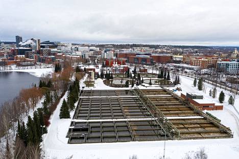Viinikanlahden jätevedenpuhdistamolla Tampereella käsitellään 200 000 asukkaan jätevedet. Koronaviruksen määrä mitataan puhdistamolta otetuista näytteistä joka viikko.