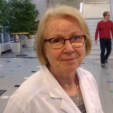 Korvalääkäri Elina Rytsölä luennoi Mänttä-Vilppulassa kuulon vaikutuksesta muistiin.