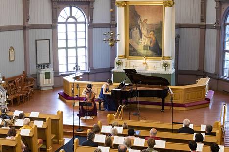 Virtain vanha puukirkko soi akustiikallaan kauniisti ja tarjoaa kauniit puitteet. Konsertin avasivat sellisti Maria Morfin Venäläinen ja pianisti Veleria Resjan.