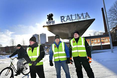 Paperiliiton P42:n lakkovahdit Petteri Osmonen (vas.), Veli-Matti Jylhä ja Jukka Heinonen vahtivuorossa UPM:n pääportilla. – Haluamme pitää asiaamme esillä ja ulospäin näkyvissä, miehet toteavat.