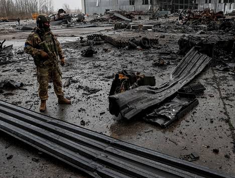 Ukrainalaissotilas tarkasteli taistelun tuhoja Hostomelin lentoasemalla huhtikuun alussa. Ukrainalaisjoukot pystyivät ampumaan tiedustelutiedon avulla alas satoja sotilaita kuljettaneen venäläiskoneen, jonka oli määrä vahvistaa venäläisjoukkoja lentoasemalla.