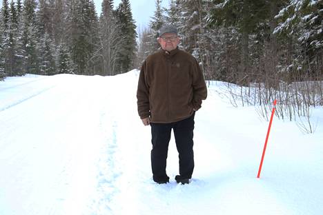 Keuruulainen Jarmo Laitinen seisoi tiistaina 21.3. aurauskeppien linjan mukaan Myllymäentien ajoradalla. Lunta riitti talvisaappaan varren verran. Ajorata oli auraukselta kaventunut molemmilta reunoilta reilun metrin.