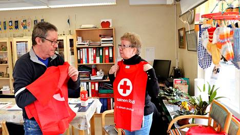 Olli Nurmi ja Ritva Juutilainen tietävät jo, miten sotaa pakenevia ukrainalaisia voi parhaiten auttaa. SPR kerää rahaa katastrofirahastoon. Kauppoihin ja kaduille jalkautuvat lipaskerääjät tunnistaa punaisista liiveistä.