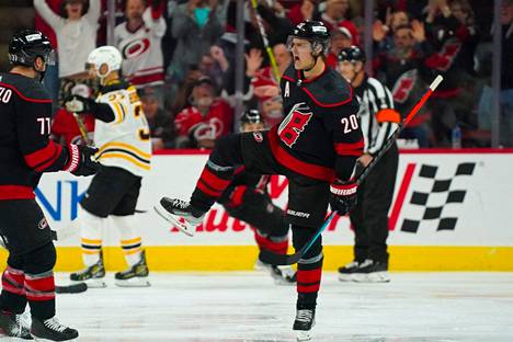 Carolina Hurricanesin suomalaishyökkääjä Sebastian Aho teki kaksi maalia yön NHL-ottelussa Boston Bruinsia vastaan.