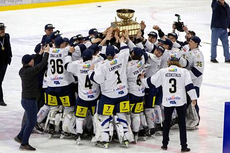 Kiekko-Espoo on ensimmäistä kertaa Mestiksen mestari.