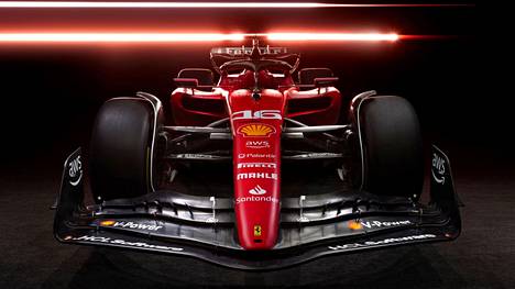 Ferrarin F1-auton nokka jousti Bahrainin ensimmäisissä F1-harjoituksissa. Kuva uuden auton julkistustilaisuudesta.