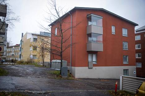 Tampereen Armonkalliolla Pursikatu 4:ssä harjoitetaan luvan vastaista majoitustoimintaa. Rakennuslupa myönnettiin alun perin asuinkerrostalolle.