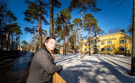 Kirjailija Ville Hytönen Tallinnassa. Nommen kaupunginosa Etelä-Tallinnassa on nykyisin keskiluokkainen idylli. Tässä kaupunginosassa Johannes-Andreas Hanni teki ensimmäisen murhansa maaliskuussa 1982.