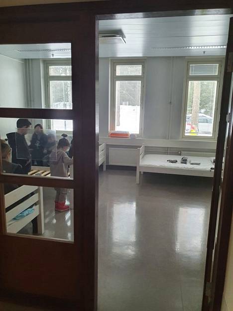 Osa Ukrainasta omalla kyydillä tulleesta 12 hengen ryhmästä sai huoneen, jossa ei ole yksityisyyttä, koska huoneessa on lasiovet. Tarjolla oli neljä patjaa, mutta ei peittoja.
