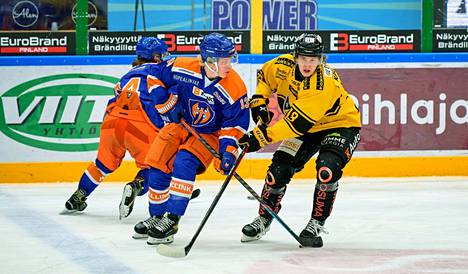Valtteri Lahtisen (13) kirvesrinnat kaatoivat Perttu Kauhasen KalPan lauantaina tiukan taiston jatkoajalla luvuin 2–1 saalistaen tärkeät kaksi lisäpistettä U20-nuorten SM-sarjan saldoonsa.