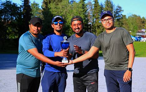 Hervannassa kesäkuun alussa pelatussa turnauksessa joukkueiden kapteeneina toimivat Towfiq Omi (vas.), Syed, Arif Billah sekä Saiful Islam.