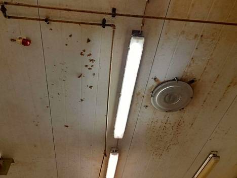 Valmistushuoneen katosta löytyi epämääräisiä roiskeita.