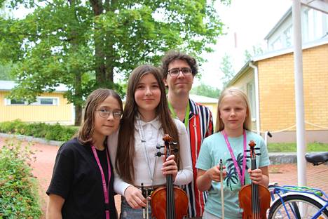 Jousisoitinleirillä Karkussa on soittajia musiikkiopistoilta sekä konservatorioista. Kuvassa takana on leirin johtaja Adam Vilagi, vasemmalla hänen tyttärensä Ella Vilagi, keskellä Evelina Seppänen ja oikealla Mirjam Aalto.
