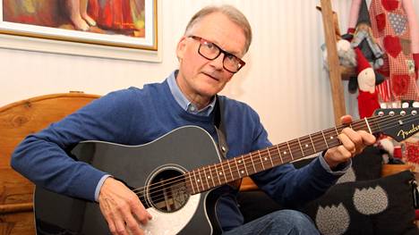 Jukka Moilanen tunnetaan myös muusikkona. Nuoruudessaan hän soitti Harjavallassa kaikissa paikoissa, missä elävää musiikkia oli tarjolla – ja monissa muissa paikoissa ympäri Suomen.