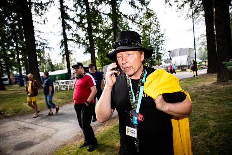 Ylisfestarien isä, musiikkivastaava Taito Roivas valokuvattiin 17. elokuuta 2019 toiseksi viimeiseksi jäävässä tapahtumassa. Hattu, mies ja buutsit olivat tuttu näky festareilla.