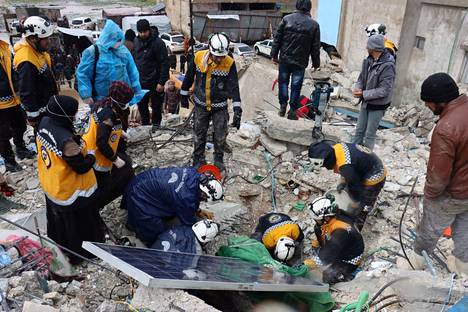 Eloonjääneitä etsitään maanjäristyksessä tuhoutuneiden rakennusten raunioista Al Atāribissa Syyriassa.
