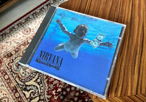 Nirvana-yhtyeen Nevermind-albumi Tampereella 25. elokuuta 2021. Klassikkoalbumin kannessa vauvana esiintynyt mies haastaa yhtyeen oikeuteen. Spencer Elden syyttää hänestä vauvana otetun kansikuvan olevan lapsipornoa.