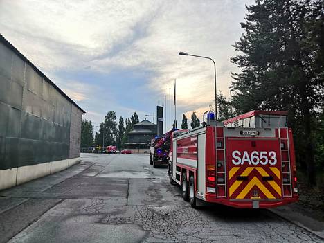 Boliden Harjavallan portilla oli pelastuslaitoksen ajoneuvoja keskiviikkona ennen iltayhdeksää. Samaan aikaan teollisuusalueella sammutettiin tulipaloa hallirakennuksessa.