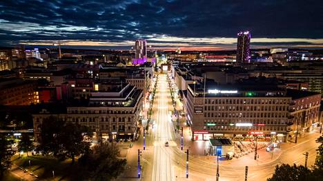 Tampereella on elokuun alusta lähtien tehty kaikkiaan 20 rikosilmoitusta katuryöstöistä. Ryöstöjä on tehty yleisimmin viikonloppuöinä. Öinen Hämeenkatu kuvattu syyskuussa.