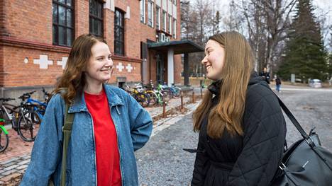 Tampereen yhteiskoulun lukion opiskelija Sonja Turpeinen (oik.) yrittää olla vilkuilematta turhaan kännykkää, kun hän viettää aikaa kaverinsa, kuten Anniina Launosen, kanssa. Yhdessä he opiskelevat ja tekevät ruokaa Anniinan luona. 