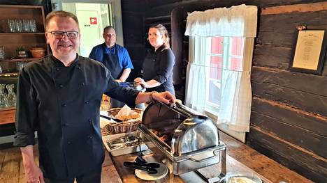 Krookilan Toivo -lounasravintola aloittaa kolmen hengen voimin, etualalla Sami Kantonen ja taustalla Kari Koistinen sekä Saara Kangas.