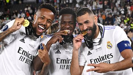 Éder Militão, Vinicius Junior ja Karm Benzema juhlivat Real Madridin Supercup-voittoa Olympiastadionilla.