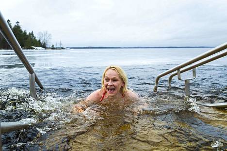 Aamulehden toimittaja Minna Ala-Heikkilä kävi kokeilemassa, miltä avantouinti tuntuu – ja yllättyi. Vesi oli vieläkin kylmempää kuin hän odotti, mutta olotila oli kokemuksen jälkeen erityisen hyvä.