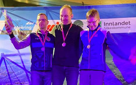 Juha Koskinen (vasemmalla) nousi yhdessä palkintokorokkeelle Seppo Mäkisen ja Kimmo Määtän kanssa veteraanien hiihtosuunnistuksen MM-kisoissa Norjassa.
