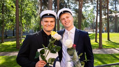Eemil Saikanmäki ja Verneri Maunuksela suuntavat seuraavaksi asepalvelukseen. Vielä oli kuitenkin juhlan aika.
 