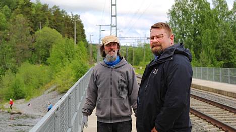 Pirkanmaan pelastuslaitos huomioi Timo Lehtosen (vas.) ja Kim Eklundin neuvokkaasta toiminnastaan vaaratilanteessa.