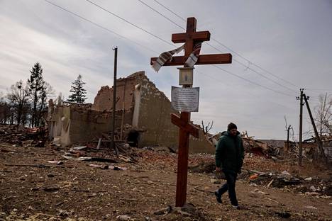 Venäläisten ryhmittyminen Kiovan ympärille jatkui lauantaina 11. maaliskuuta. Mies kävelee ilmapommituksissa tuhoutuneen kulttuurikeskuksen ja hallintorakennuksen raunioilla Byshivin kylässä. 