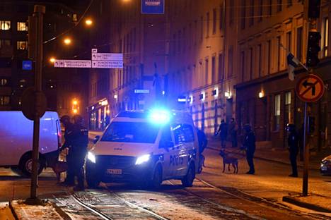 Poliisi purkaa eristyksiä Itsenäisyyspäivän Helsinki ilman natseja -kulkueen jälkeen.