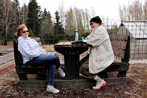 Raili Korpi ja Liisa Teronen ovat jo sopineet, että he lähtevät kesällä yhdessä Halkeenkiven kesäteatteriin. Tiistaina ystäväpiiriläiset tapasivat toisensa Karimaan puutarhassa.