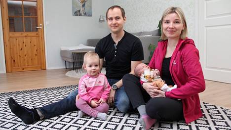 Timo ja Ilona Kivilahden perheeseen syntyi Mänttä-Vilppulan vuoden 2023 ensimmäinen vauva. Kuvassa poikavauva on noin viikon vanha pian kaksi vuotta täyttävän siskonsa kanssa.