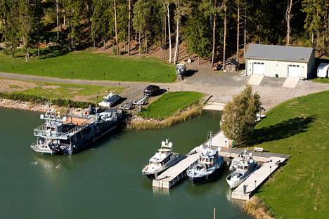 Venäläistaustainen Airiston Helmi -yhtiö omistaa useita kohteita Turun saaristossa. Vuonna 2018 otetussa kuvassa näkyy useita rakennuksia, helikopterin laskeutumistasanne ja suuret laiturit useille veneille Villa Ybbersnäsissä.