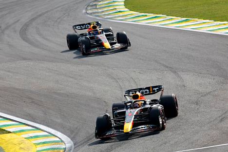 Max Verstappen ja Sergio Perez ajoivat maaliin peräkkäisillä sijoilla Brasilian osakilpailussa.