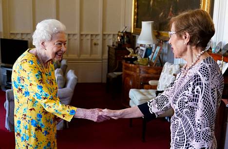 Britannian kuningatar Elisabet II (vas.) tapasi Uuden Etelä-Walesin kuvernöörin Margaret Beazleyn Windsorissa keskiviikkona.