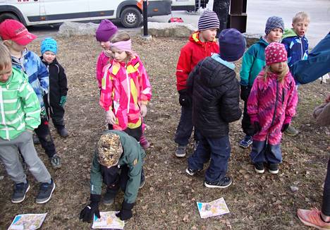 Lapset pääsivät tutustumaan karttoihin Nuorisokeskus Kipinän pihassa.