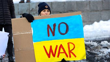 Kuva on Tampereella järjestetystä mielenosoituksesta Ukrainan sodan alkupuolelta.